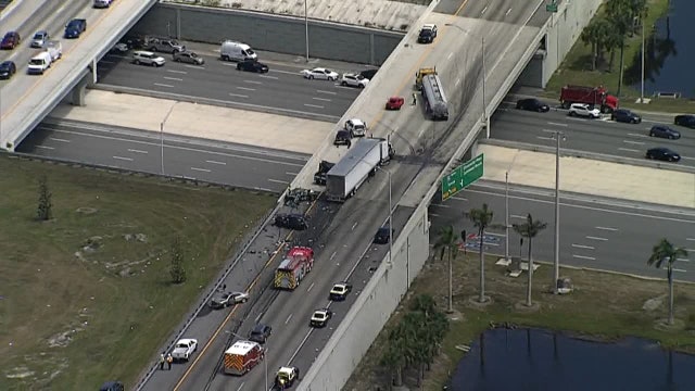Two dead after crash involving 7 vehicles, 2 tractor-trailers on I-75 in Manatee County