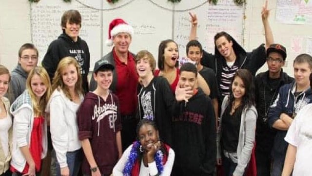 'Beloved' teacher at Sarasota High dies after contracting COVID-19, principal says