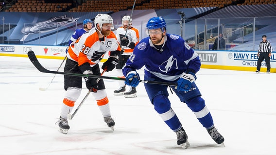 Flyers clinch top seed in East with 4-1 win over Tampa Bay Lightning