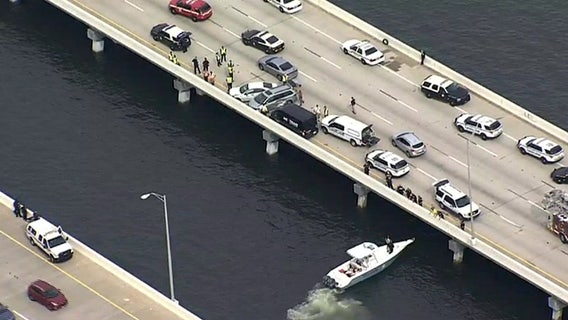 Suspects jump into Tampa Bay after crash on Howard Frankland; 1 found dead, 1 seriously injured