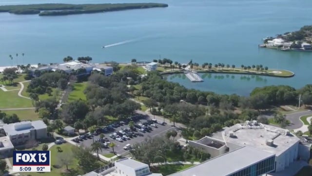 For social distancing, Eckerd College takes classes outside