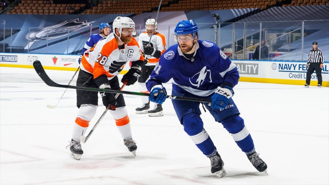 Flyers clinch top seed in East with 4-1 win over Tampa Bay Lightning