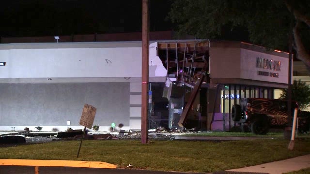 Vehicle crashes into Tampa jewelry store