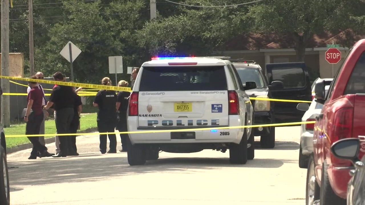 Sarasota police investigating homicide, searching for suspect