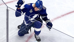 Lightning tie Cup Final at 1 game each; Stars' Comeau injured