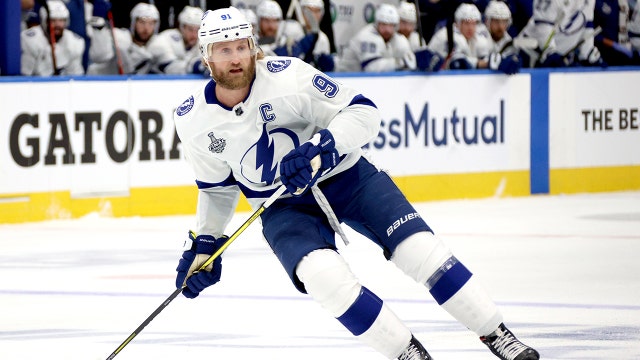 Stamkos scores, leaves Game 3; Lightning beat Stars 5-2