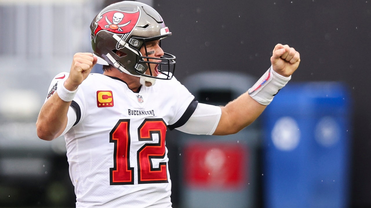 Brady throws for 5 TDs, Buccaneers rally to beat Chargers 38-31