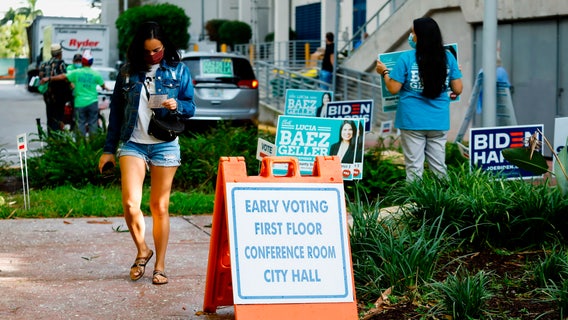 Floridians line up as early voting starts