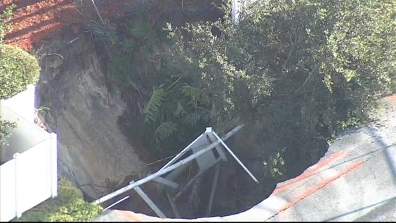 Engineers examine 130-foot hole in New Port Richey that continues to grow