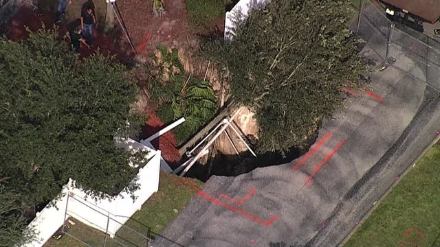 Widening hole forces closure of roadway, restaurant in New Port Richey