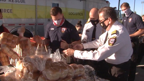 Mike Alstott Foundation delivering Thanksgiving meals for Hillsborough County firefighters