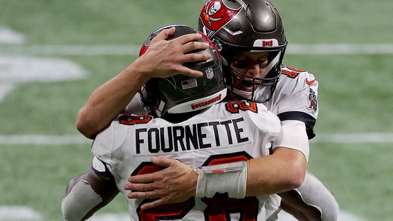 AP source: Fournette agrees to 1-year deal to stay with Bucs