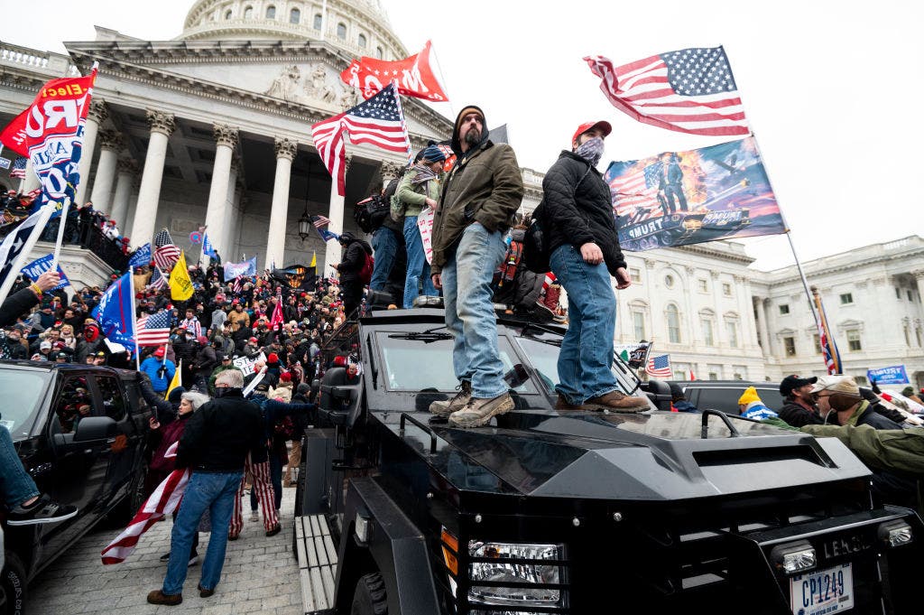 ‘Lectern guy’ suspected in U.S. Capitol riot released from jail after ...