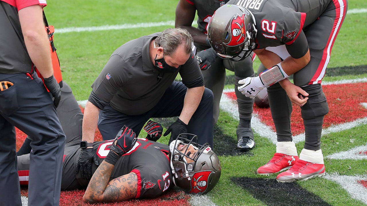 Buccaneers WR Mike Evans avoids structural damage to knee, could