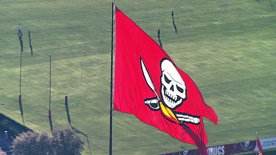 Barrett, Gronkowski agree to deals to stay with Tampa Bay Buccaneers