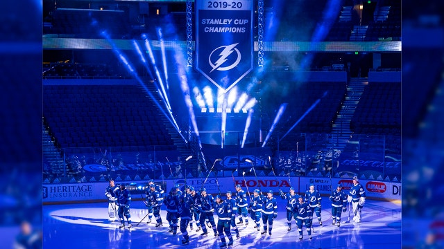 Stamkos has goal, 2 assists as Lightning beat Blackhawks 5-1