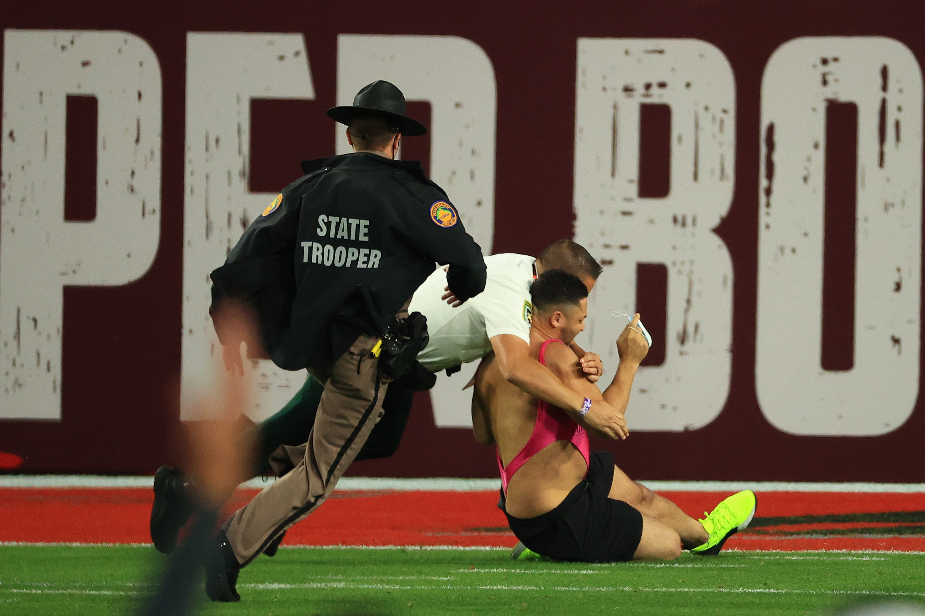 Judge nixes plea deal for accused Super Bowl streaker
