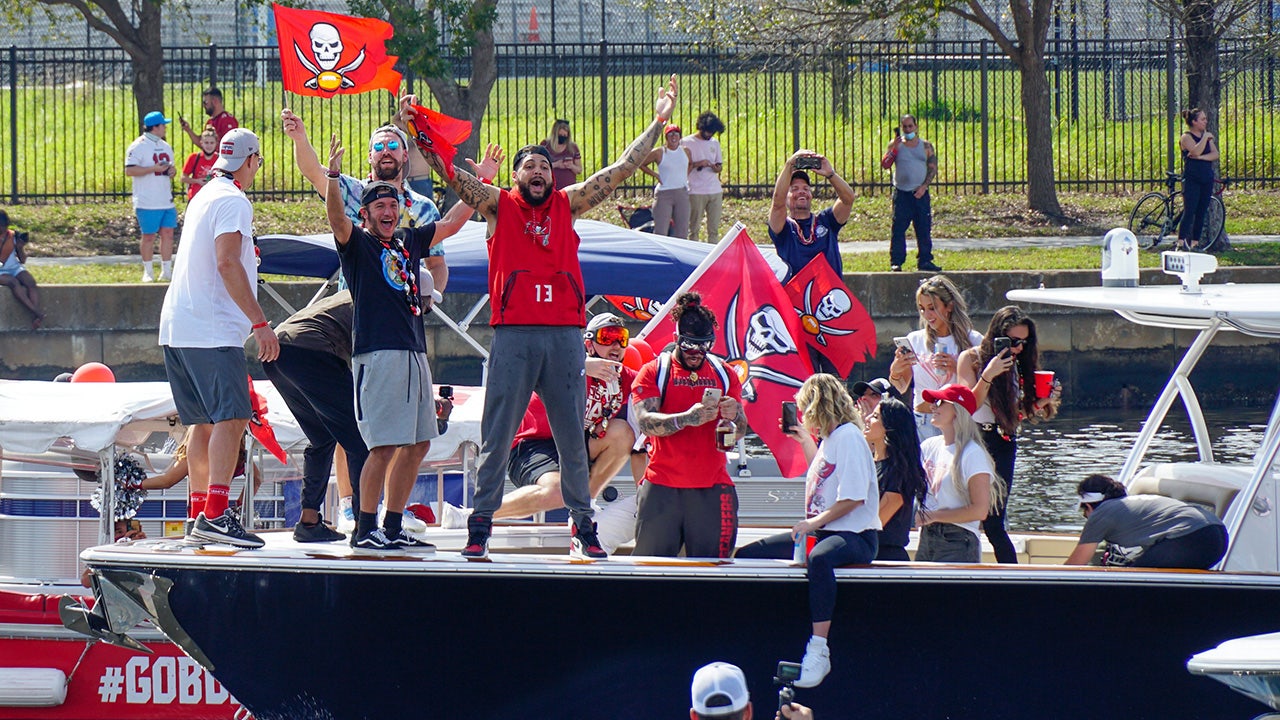 Buccaneers and fans party at Super Bowl boat parade in Tampa