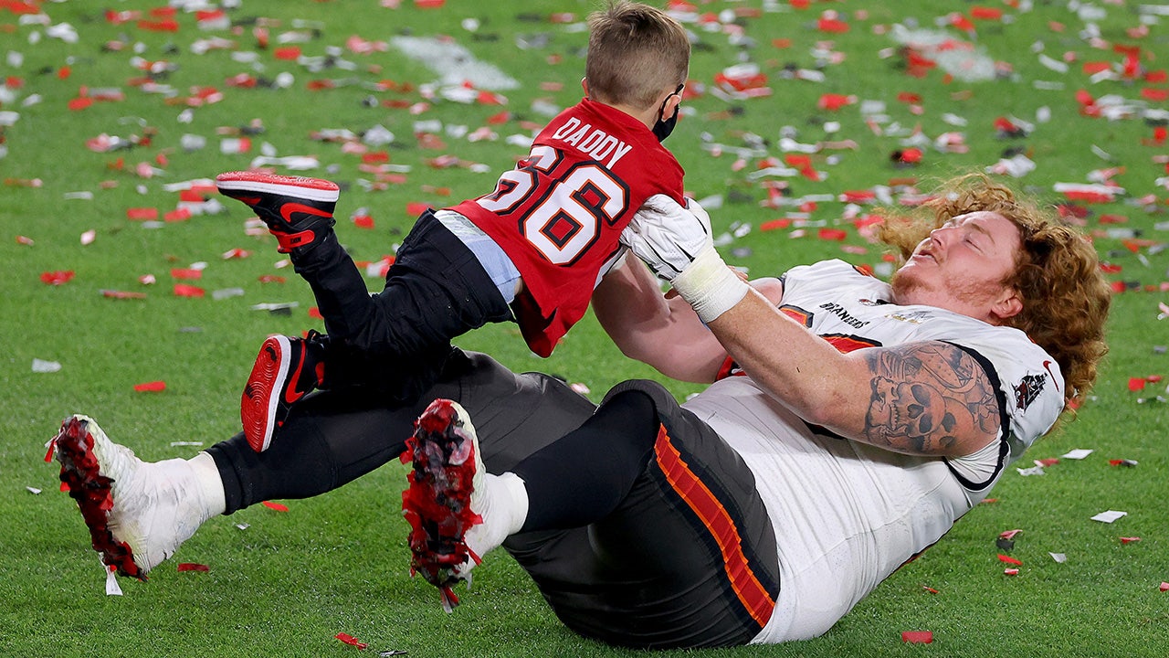 Tom Brady of the Tampa Bay Buccaneers drinks Gatorade during the game  News Photo - Getty Images