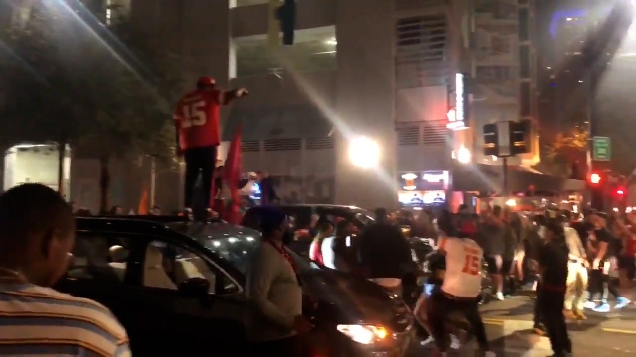 Buccaneers Fans Flood Tampa Streets To Celebrate Historic Home Game ...