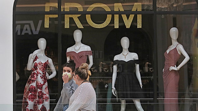 Sarasota students won’t be cutting loose after school district approves senior prom, bans dancing