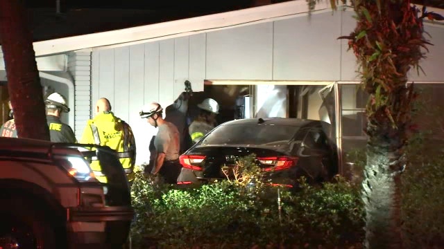 Car crashes into Tampa home