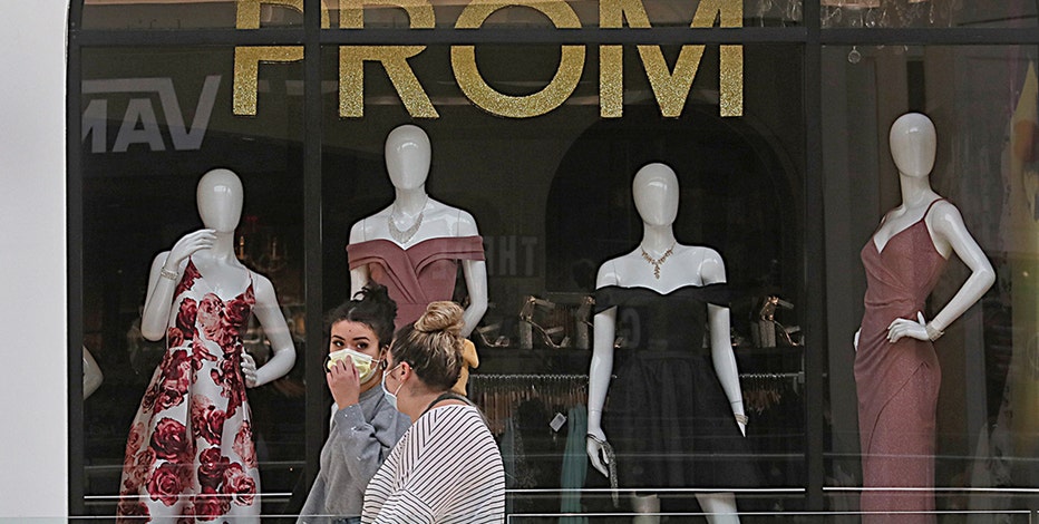 Sarasota students won’t be cutting loose after school district approves senior prom, bans dancing