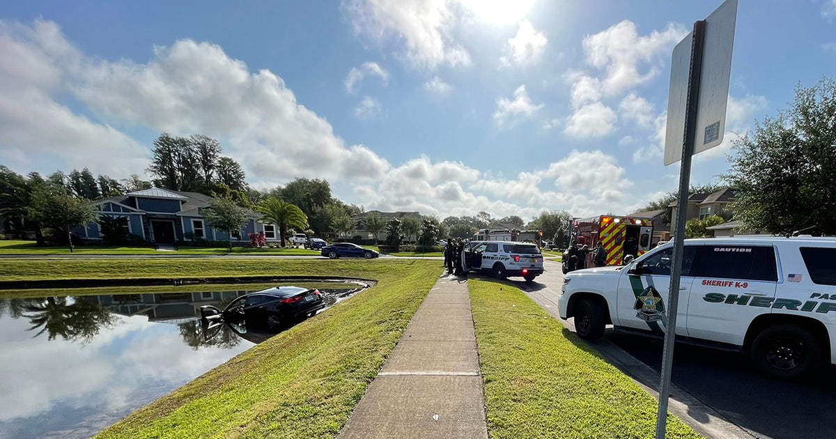 Pasco driver pulled from pond with minor injuries | FOX 13 Tampa Bay