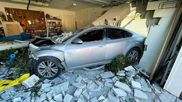 Driver hospitalized after crashing into Land O' Lakes home