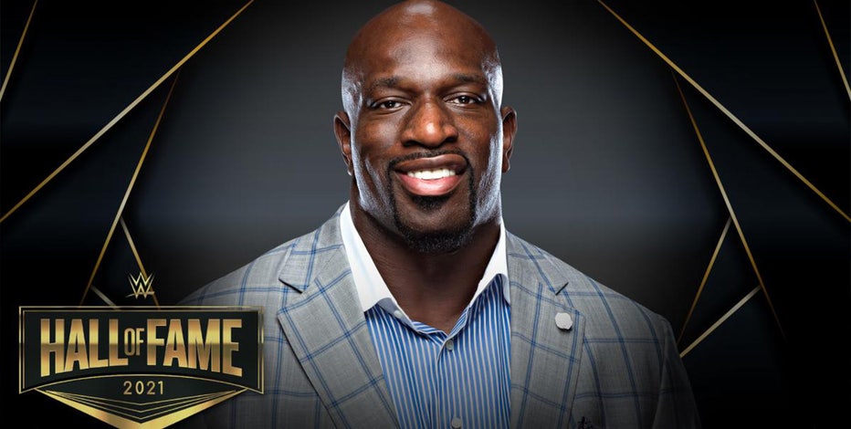 Titus O'Neil presents replica WWE Championship to 2021 Stanley Cup Champion Tampa  Bay Lightning: photos