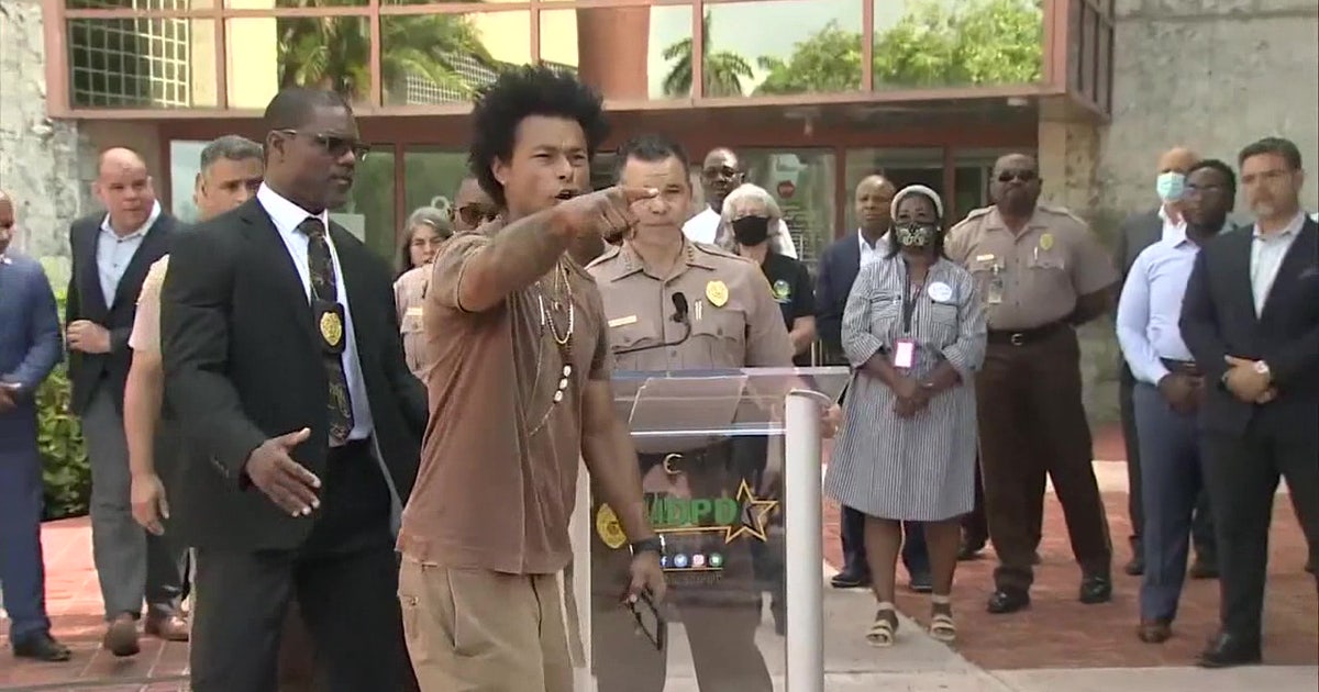 Search for suspects continues after Miami shooting left 2 dead, 21 ...