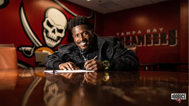 Antonio Brown officially re-signs with Tampa Bay Buccaneers