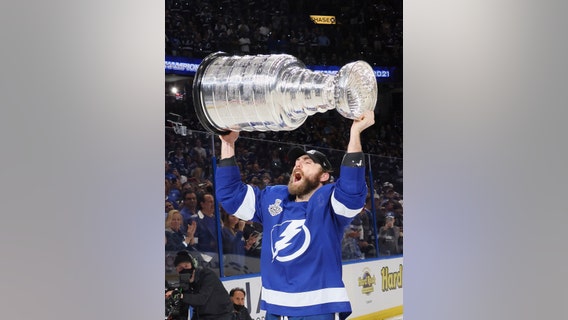 Rangers acquire rights to Lightning's Barclay Goodrow