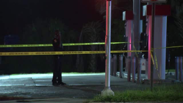 Man in custody after pointing gun at Tampa officer