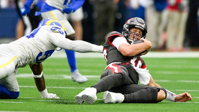 Tom Brady doesn’t get much help from other Bucs in loss to Rams