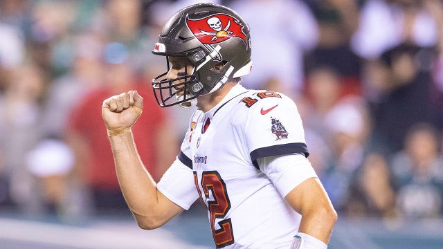 Tom Brady throws 2 TD passes, Bucs beat Eagles 28-22