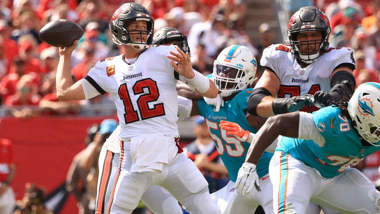 Tom Brady throws 5 TD passes in Bucs' 47-15 rout of Dolphins