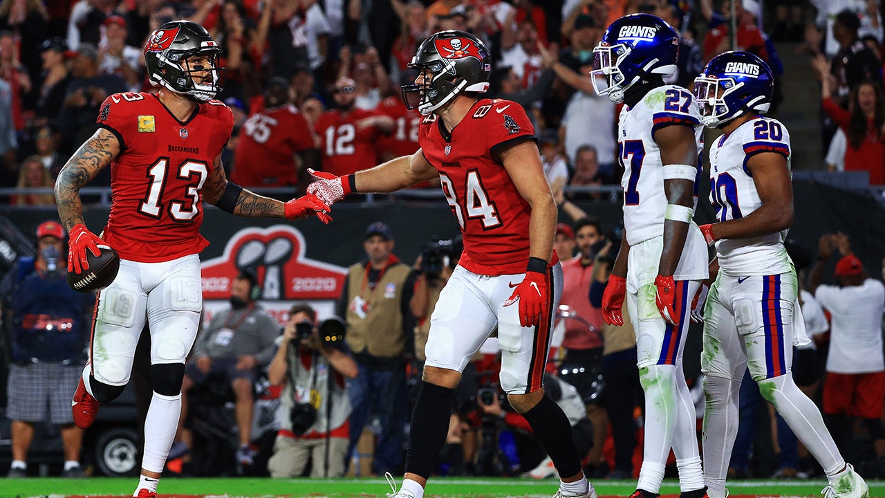 Mike Alstott of the Tampa Bay Buccaneers runs with the ball against News  Photo - Getty Images