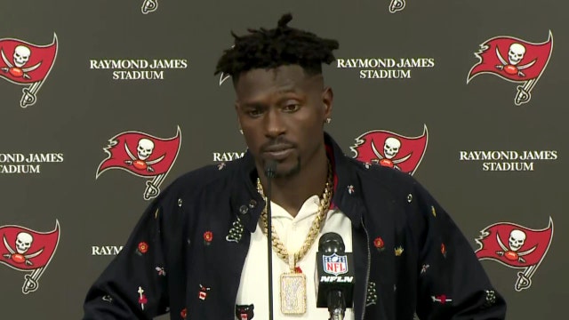 Report: Former chef says Bucs' Antonio Brown purchased fake COVID-19 vaccine card
