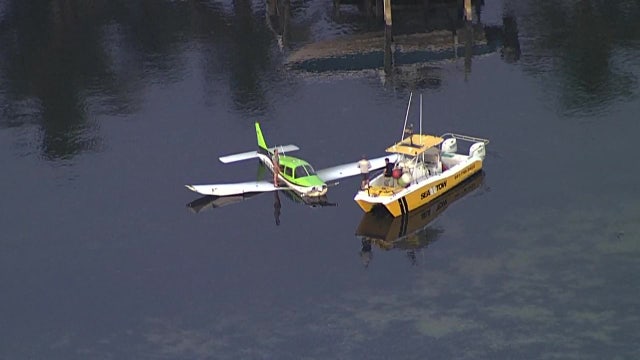 Pilot survives crash landing into Sarasota Bay