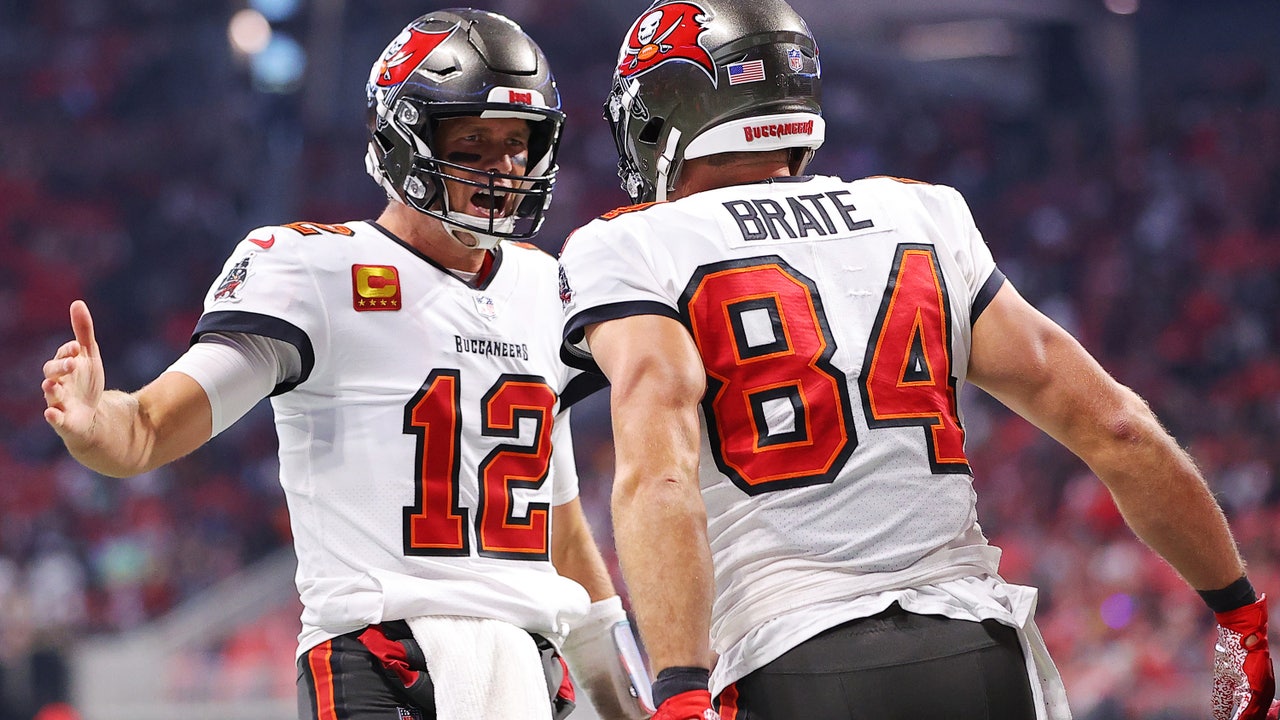 Brady throws for 368 yards, 4 TDs; Bucs beat Falcons 30-17