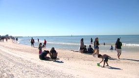 Sunbathing tourists prefer Florida's version of 'white Christmas'