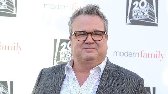 ‘Modern Family’ star, Kansas officers distribute 600 Christmas hams in memory of actor’s late father