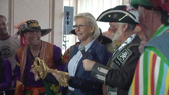 Gasparilla pirates meet with Tampa mayor to negotiate surrender of city
