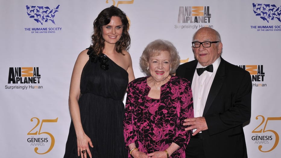 thumbnail_Emily_Deschanel-Betty_White-Ed_Asner_-Humane-Society-of-the-United-States-GENESIS-AWARDS-2011.jpg