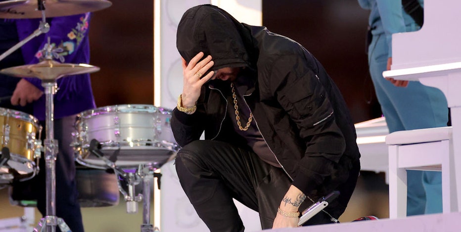 Super Bowl: Eminem takes a knee, 50 Cent hangs upside down – Macomb Daily