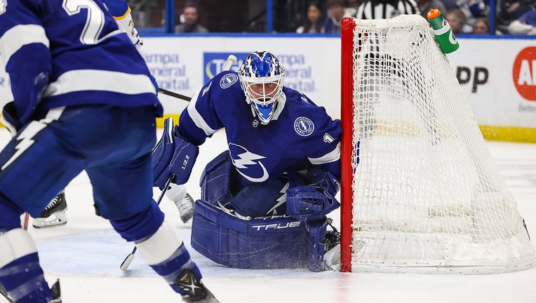 Brian Elliott makes 28 saves, Lightning beat Sabres 5-0