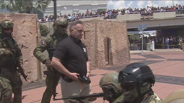 Special operations draws downtown Tampa crowd with mock-hostage scenario