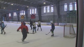 Young Tampa Bay Lightning fans emulate heroes in hockey camp
