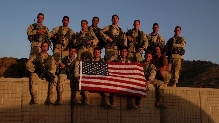 Soldiers gathered with US flag